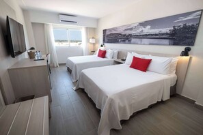 Zimmersafe, Schreibtisch, laptopgeeigneter Arbeitsplatz