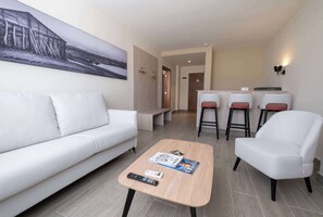 In-room safe, desk, laptop workspace, blackout drapes - Super 8 By Wyndham Manzanillo (Pepillo Salcedo)