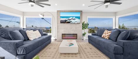 TV connectée, cheminée, livres