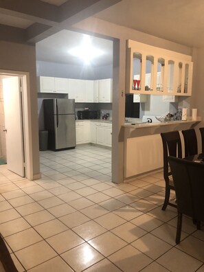 Kühlschrank, Mikrowelle, Kochgeschirr/Geschirr/Besteck