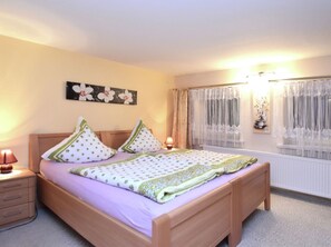 2 habitaciones, muebles diferentes y tabla de planchar con plancha