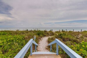 Accommodatie ligt op het strand, ligstoelen, strandlakens