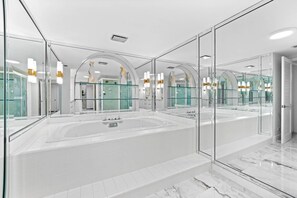 Dusche, Whirlpool, Handtücher, Toilettenpapier