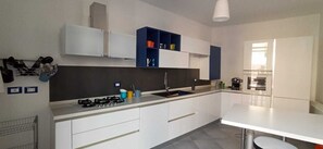 Kühlschrank, Ofen, Herdplatte, Geschirrspüler