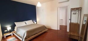 1 chambre, bureau, fer et planche à repasser, Wi-Fi