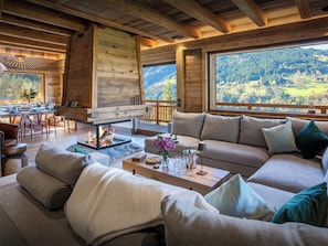 Télévision, cheminée, table de tennis de table, chaîne hi-fi