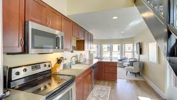 Réfrigérateur, four à micro-ondes, surface de cuisson, lave-vaisselle