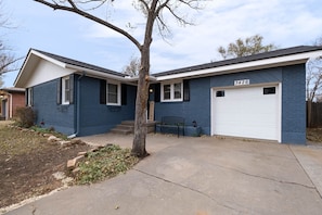 Exterior - Cozy Parkview Oasis With Gameroom (Amarillo)