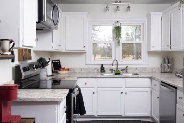 Kjøleskap, mikrobølgeovn, ovn og kokeplater