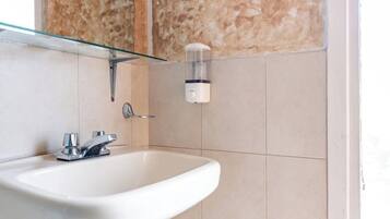 Double or Twin Room | Bathroom | Shower, rainfall showerhead, hair dryer, towels