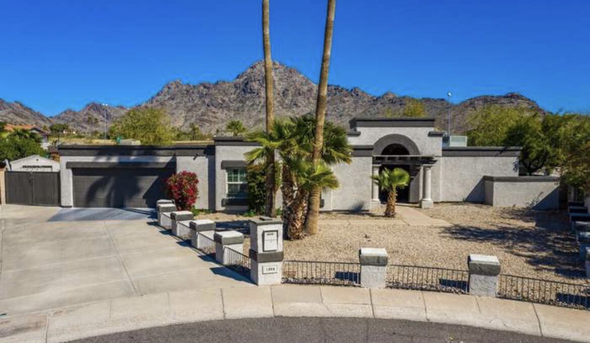 Large Private luxury Oasis! Perfectly located near all the action, & AZ sights!!