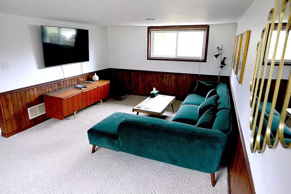 Smart-tv, eldstad, tv-spel och böcker