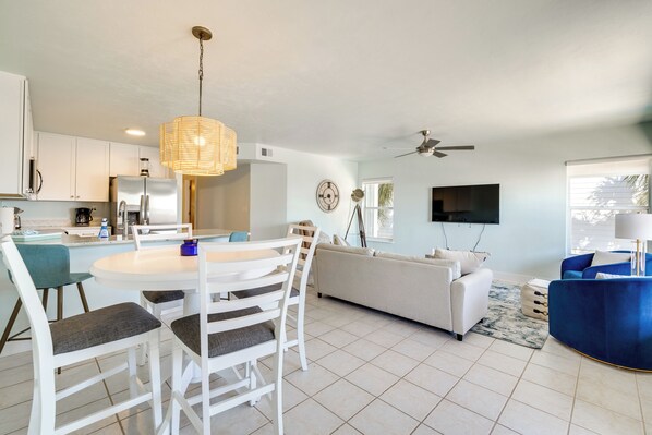 Interior - Cedar Key Condo w/ Balcony & Gulf Views! (Cedar Key)
