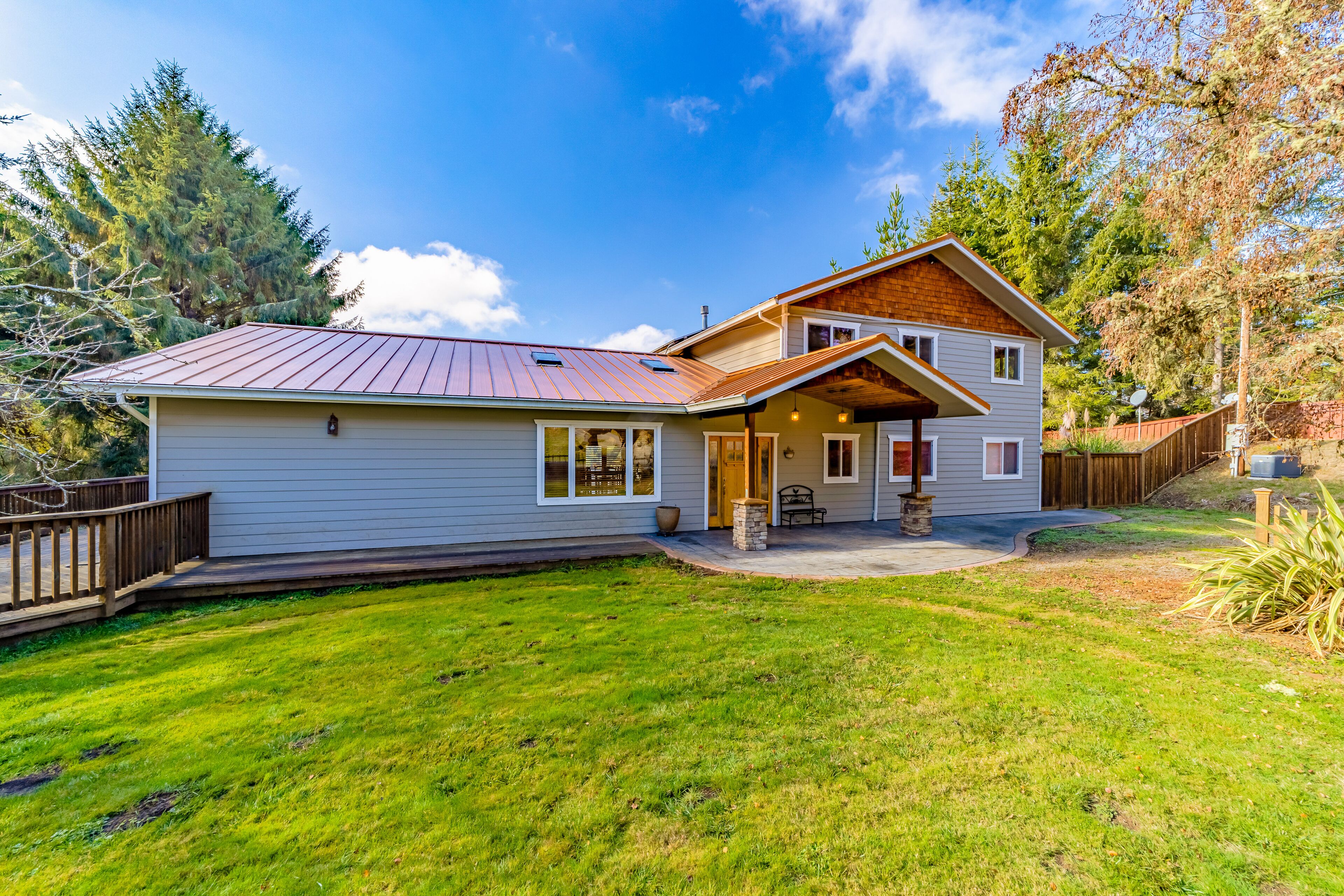 Charming dog-friendly home with fireplace, pool table & access to fitness room