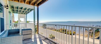 Oceanfront Oasis in Cedar Key w/ 2 Balconies!