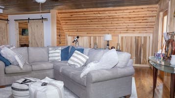 Una Smart TV, una chimenea, servicios de streaming, una oficina