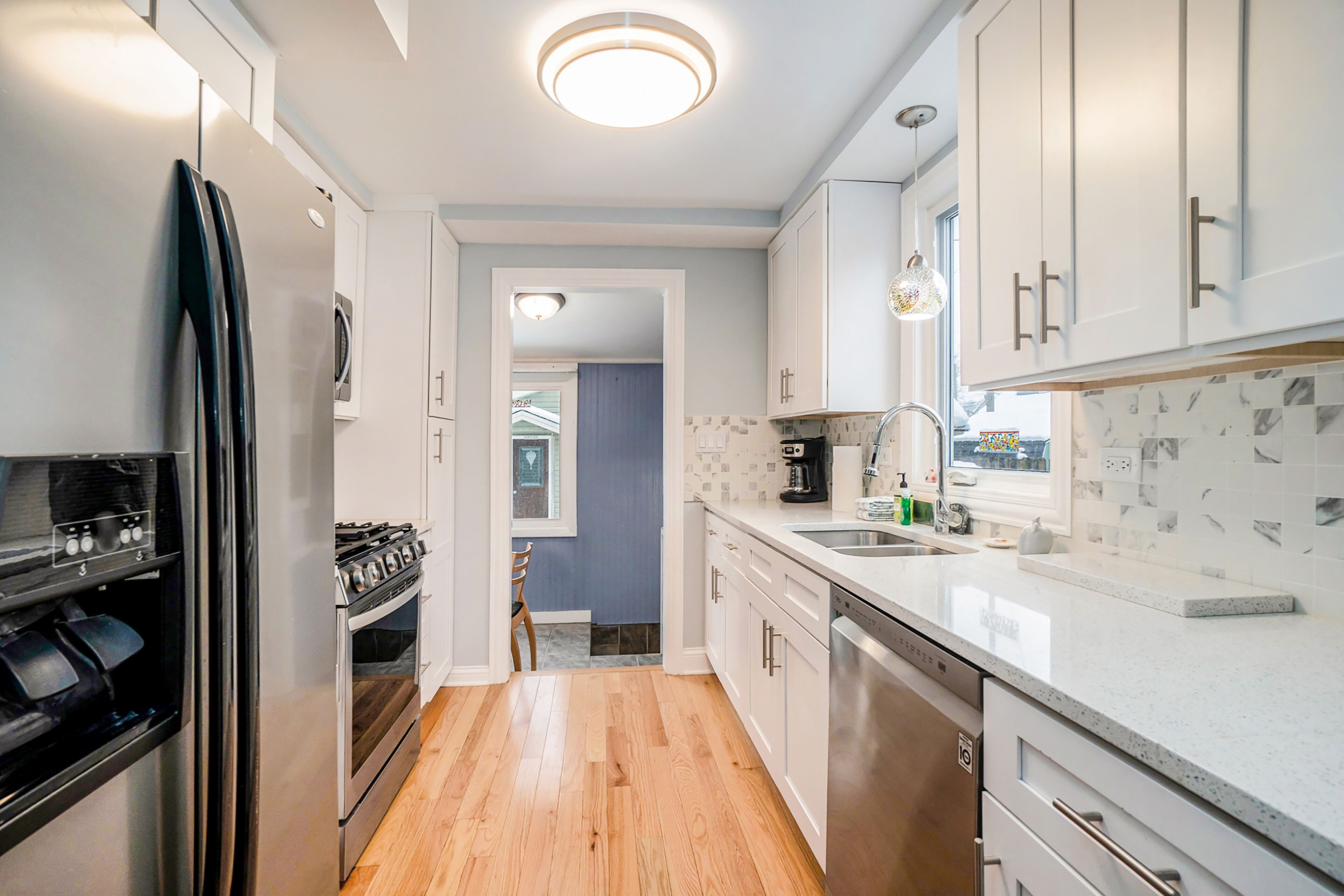 Jääkaappi, mikroaaltouuni, uuni, liesi