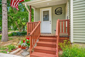Exterior detail - Dog-friendly house with private washer/dryer, Pack 'n Play, gas grill (South Haven)