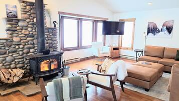 智能电视、壁炉、桌上足球、乒乓球