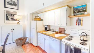 Fridge, oven, stovetop, dishwasher