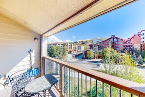 Property grounds - Charming condo with mountain view, skiing, fireplace, & balcony (Crested Butte)