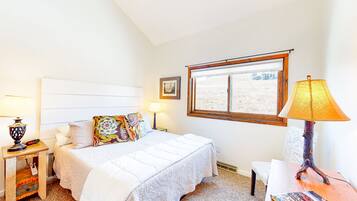 2 bedrooms, internet, bed sheets