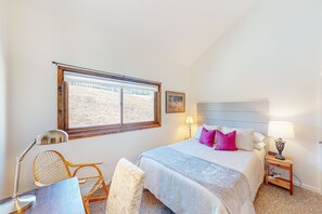 2 bedrooms, internet, bed sheets - Charming condo with mountain view, skiing, fireplace, & balcony (Crested Butte)