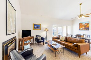 TV, fireplace - Charming condo with mountain view, skiing, fireplace, & balcony (Crested Butte)