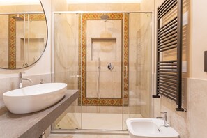 تجهيزات دش، مستلزمات مجانية للعناية الشخصية، مجففات شعر، مراحيض شطف