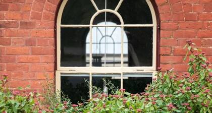 Sunday House - Luxury Restored Church in Historic Maldon