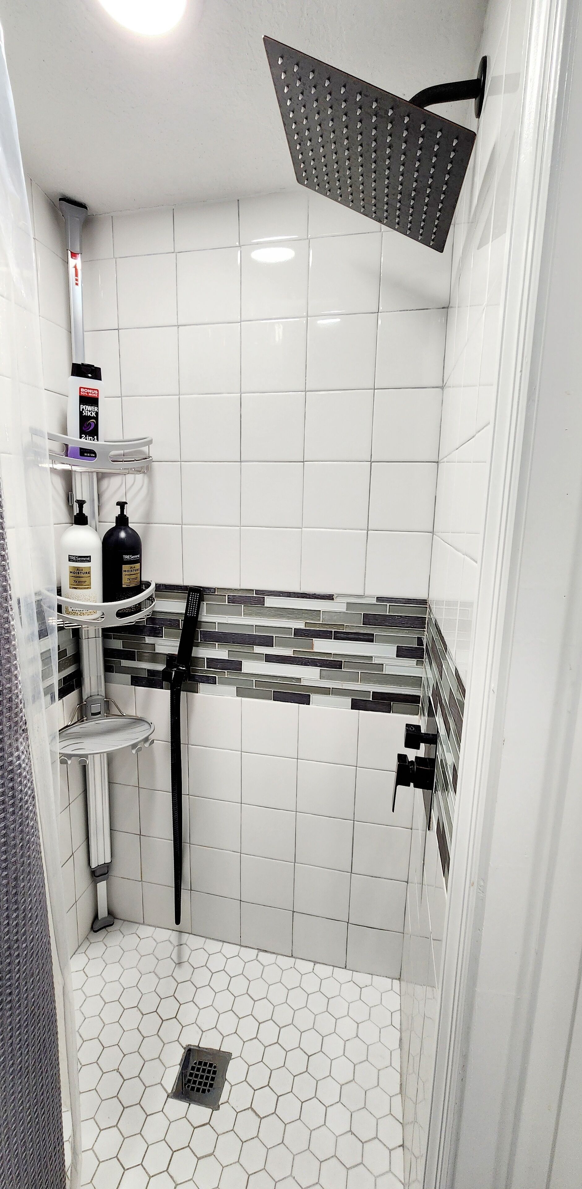 Chuveiro, secador de cabelo, toalhas de banho, sabonete