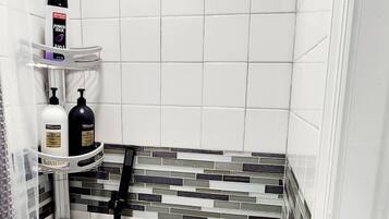 Dusj, hårføner, håndklær og såpe