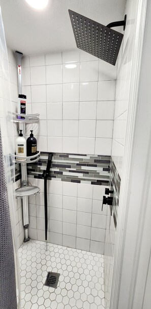 Chuveiro, secador de cabelo, toalhas de banho, sabonete