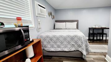 1 habitación, tabla de planchar con plancha y cuna de viaje