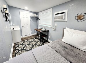 1 quarto, ferros/tábuas de passar roupa, berço de viagem