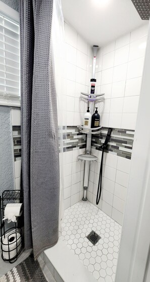 Kylskåp, mikrovågsugn, ugn och kaffe- och tebryggare