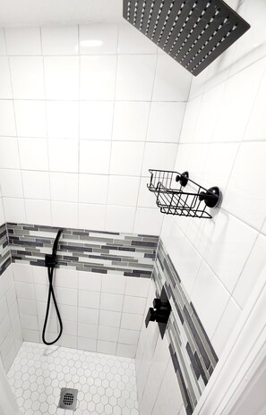 Douche, sĂšche-cheveux, serviettes fournies, savon