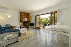 TV - Apartment Voramar I by Mallorca North Villas (Port de Pollença)