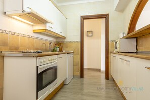 Refrigerador, microondas, horno y cafetera y tetera