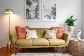 TV, offices - Lovely Leichhardt Local Living With Parking (Leichhardt)