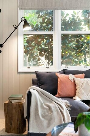 Televisie, een open haard en een stereo