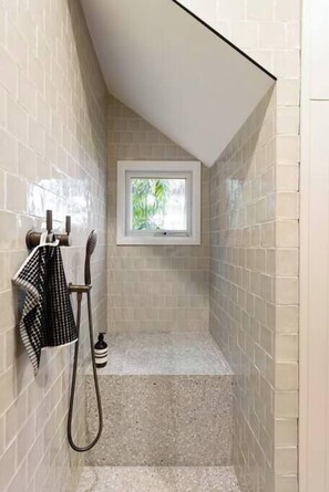 Douche, sèche-cheveux, serviettes fournies