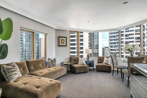 Fernseher, DVD-Player, Arbeitsbereiche