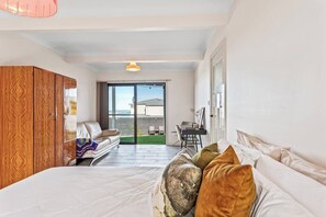 4 bedrooms, desk, iron/ironing board, WiFi - Ocean View Oasis Austinmer (Austinmer)