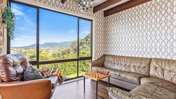 Televisio, kirjoja, stereot, työhuone