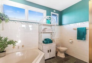 Shower, hair dryer, towels - Ocean View Oasis Austinmer (Austinmer)