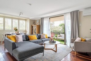 Fernseher, Bücher, Stereoanlage, Arbeitsbereiche