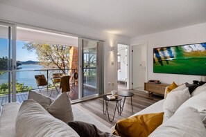 TV, books - Water-Front Wonder Near Woy Woy (Horsfield Bay)