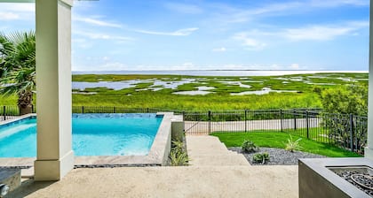 Bay escape with private heated pool, water view, loft & fast WiFi