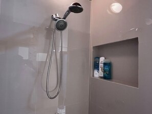 Douche, serviettes fournies, savon, shampoing